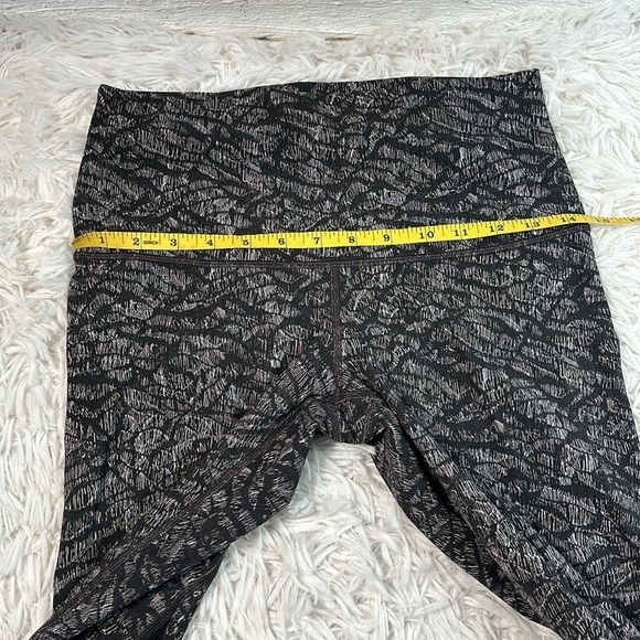 Lululemon Wunder Under Crop HR*Roll Down Scallop Full-On Luxtreme 23" - Picture 3 of 5